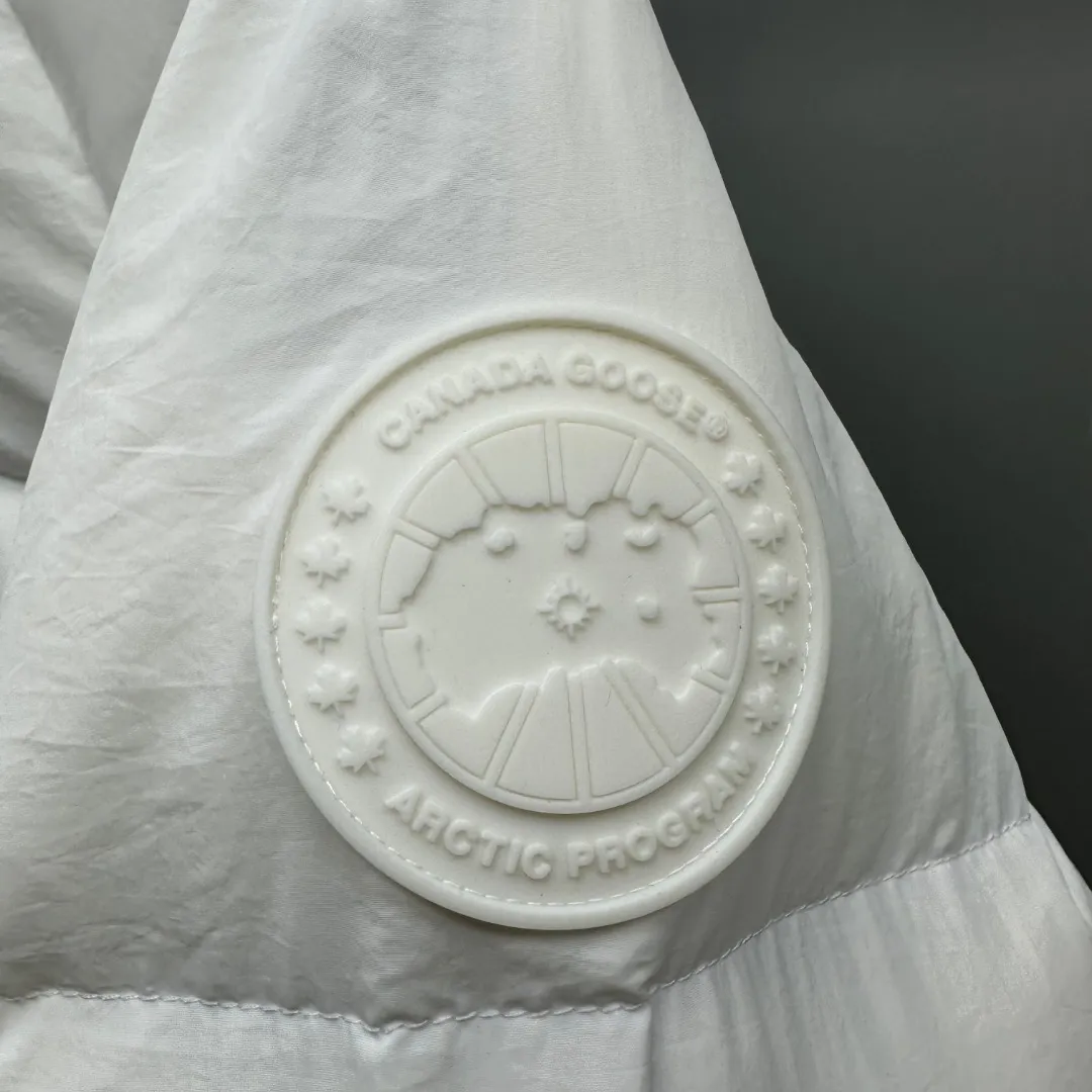 P780 𝗖𝗔𝗡𝗔𝗗𝗔 𝗚𝗢𝗢𝗦𝗘/Canada Goose capsule series macaron white label down jacket Fabric: Made of soft EnduraLuxe fabric imported from DuPont, CORDURA, USA, which enhances the durability of easy-to-wear parts, is lightweight and durable; the liner is made of 400T anti-velvet gallbladder, which is comfortable, soft and non-velvet. Hat: It has a detachable hood, which can be adjusted in two directions, and is also filled with down, which brings greater softness and wrapping around the head and neck, and is full of warmth. This parka has white trim at the back and around the hood, and the hood hardware is all original and custom-made to match the soft color of the fabric. Goose logo: The official website’s new series of large goose logos made of silicone, non-embroidered logos. Length: Fit hip-length. Accessories: The chest chain and pocket chain are all customized by YKK zipper company, and the zippers are consistent with the original color of the clothes; the zipper placket and inner straps are customized with the original Canada Goose logo; the cuffs are made of cashmere ribbing to increase comfort and lock in heat. Pockets: 3 exterior pockets: Fleece-lined hand-warmer pockets with two-way zipper closure for easy access. Security pocket with zipper closure under fly; 2 interior pockets: drop-in pocket Colors: Melt Blue, Moonlight Lime, Soft Pink, Beichen White Sizes: 𝗫𝗦-𝗦-𝗠